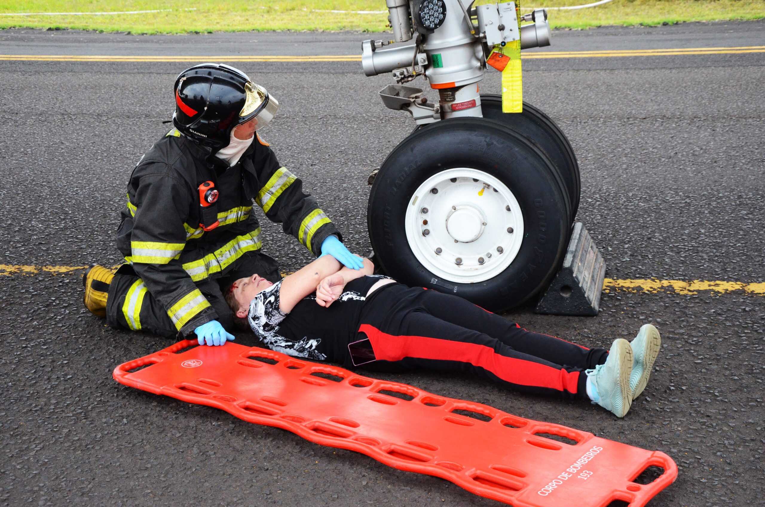 Simulado no Aeroporto de São Carlos testa integração das equipes de resgate e atendimento hospitalar
